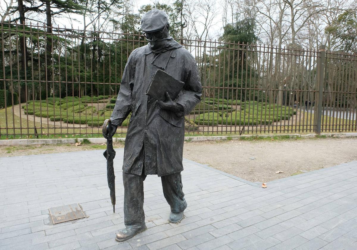 Escultura de Miguel Delibes, obra de Eduardo Cuadrado, junto a la entrada del Campo Grande.