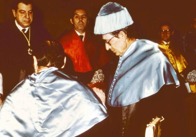 Nombrado Doctor Honoris Causa por la Universidad de Valladolid el 28 de enero de 1983.