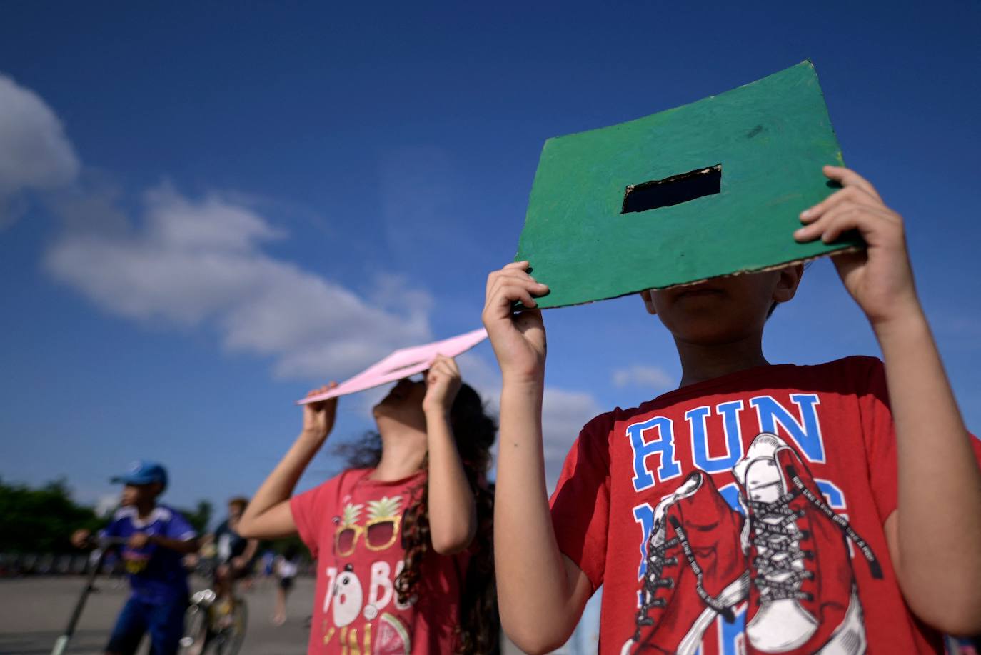 Un niño observa el eclipse solar desde el Estadio Mineirao, en Brasil. 