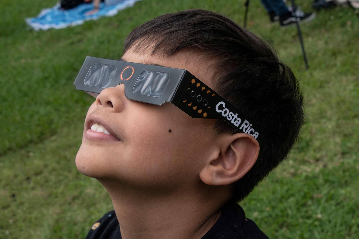 Un niño disfruta del eclipse solar desde una universidad de Costa Rica