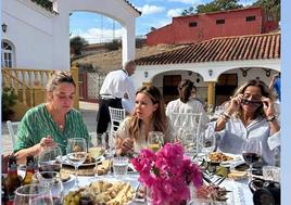 Toñi Moreno habla con María José Campanario durante la comida.