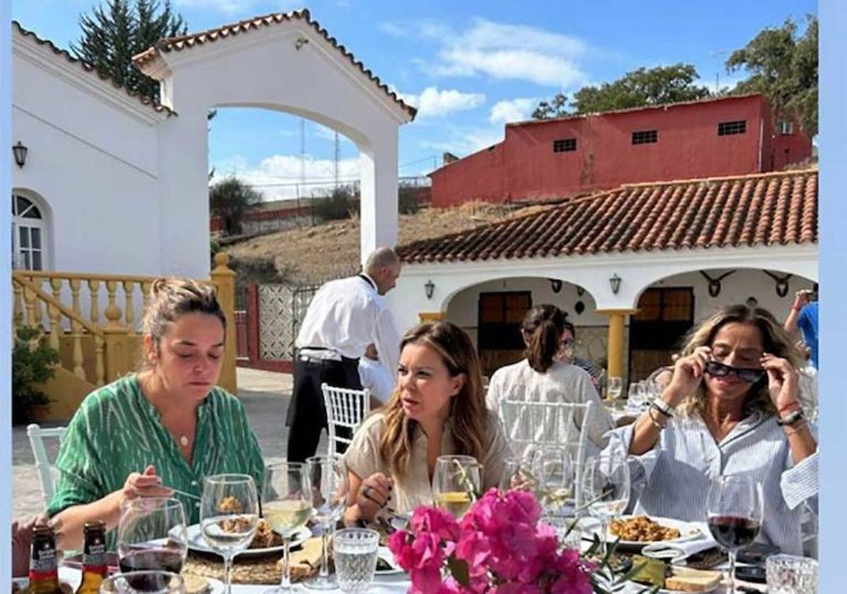 Toñi Moreno habla con María José Campanario durante la comida.