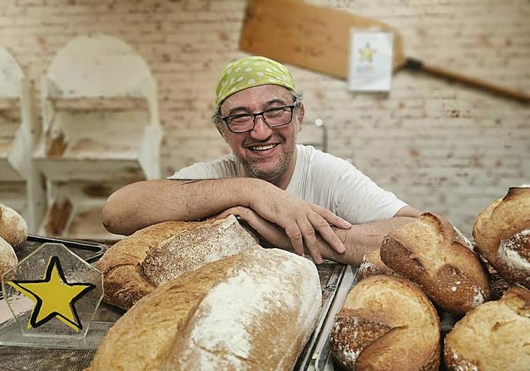 Javier Ramos con las hogazas de pan que regala a los bebés y presume de la estrella conseguida en la Ruta del Buen Pan 2022