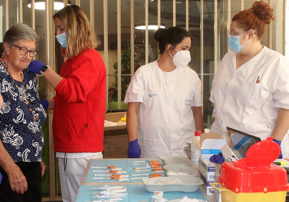 Profesionales sanitarias preparan el material de vacunación.