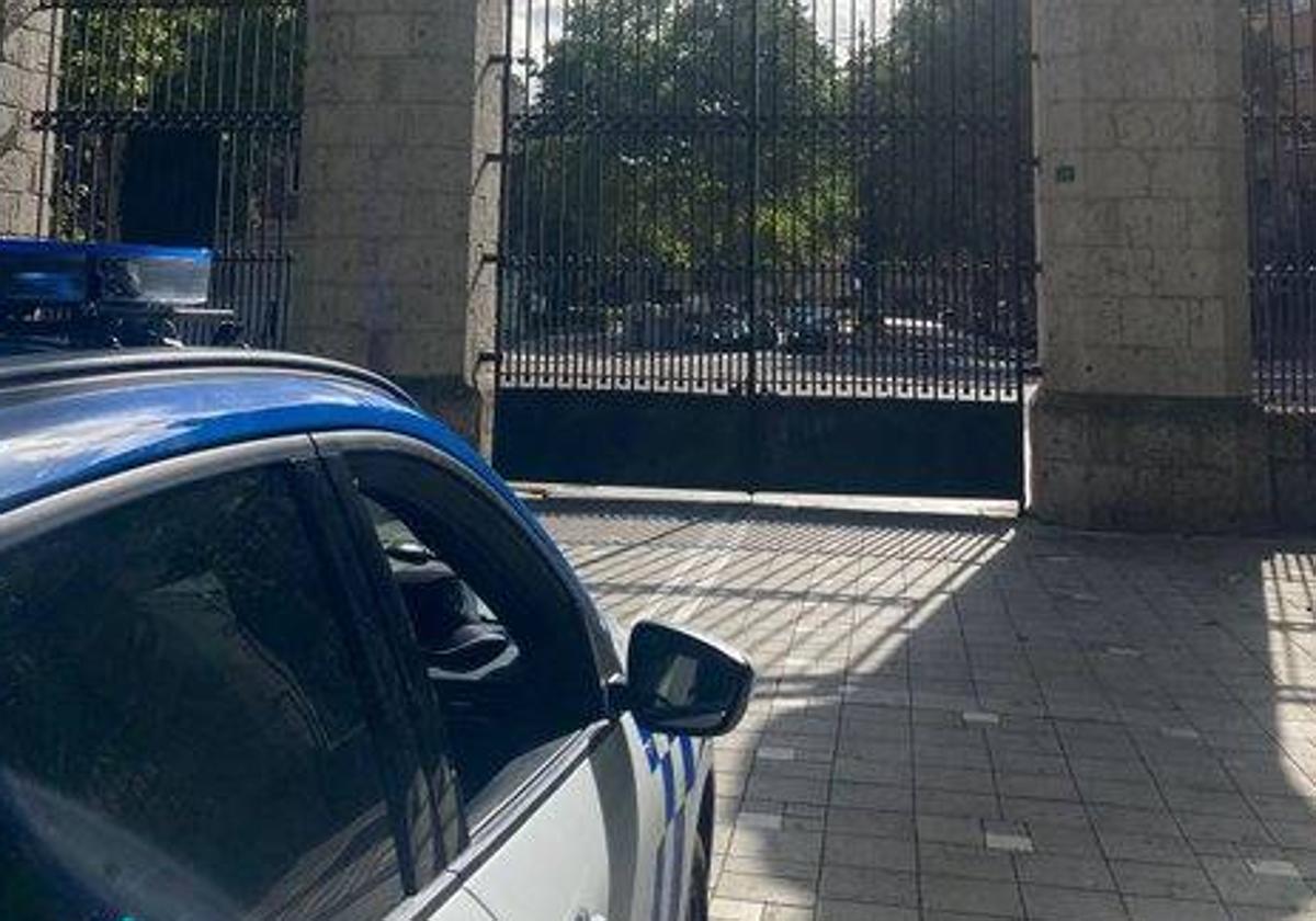 Un coche patrulla junto a la puerta del Campo Grande.