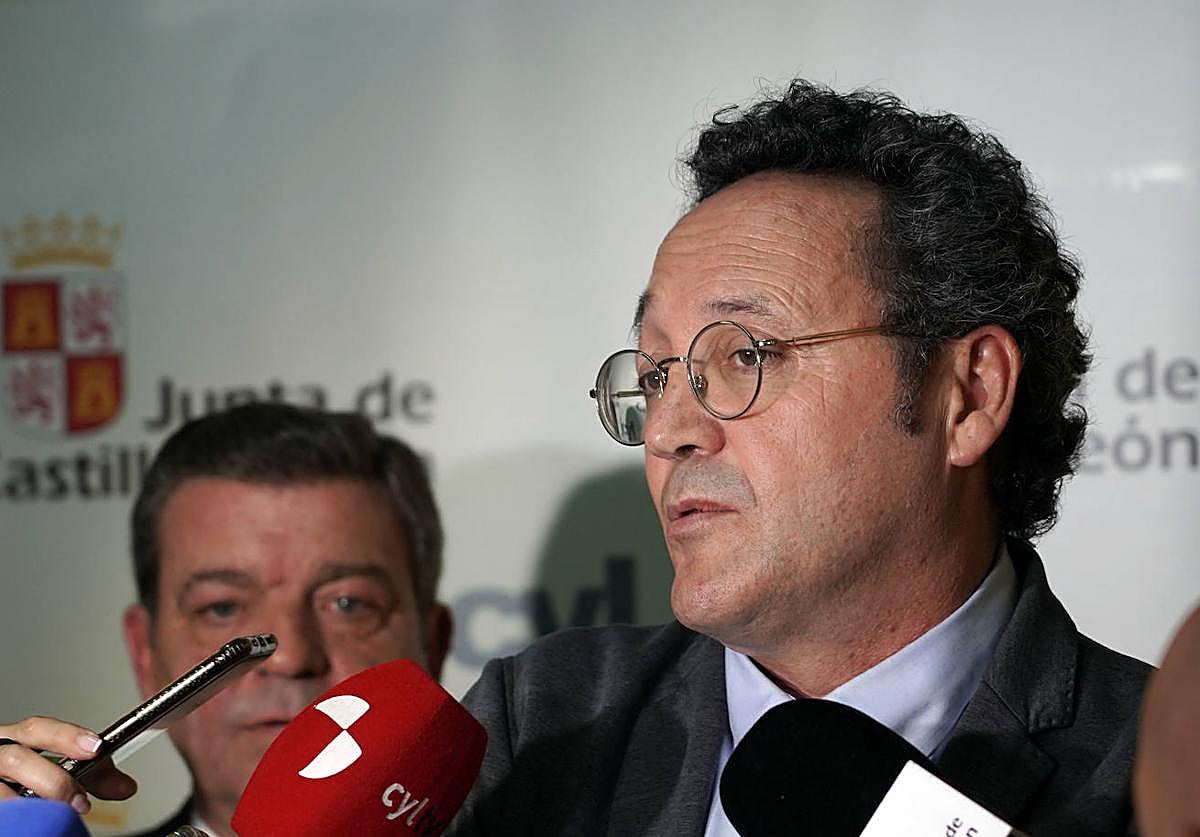 El fiscal general del Estado, Álvaro García Ortiz, junto con el consejero de la Presidencia, Luis Miguel González Gago, en la clausura de las jornadas medioambientales.