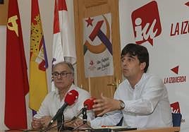 El coordinador provincial de IU, Manuel Muñoz, y el coordinador general de IUCyL, Juan Gascón.