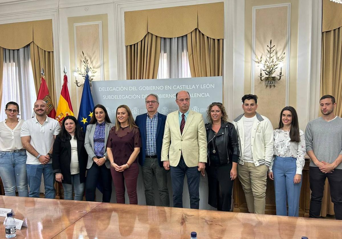 Virginia Barcones, con jóvenes beneficiarios de los programas, este martes en Palencia.