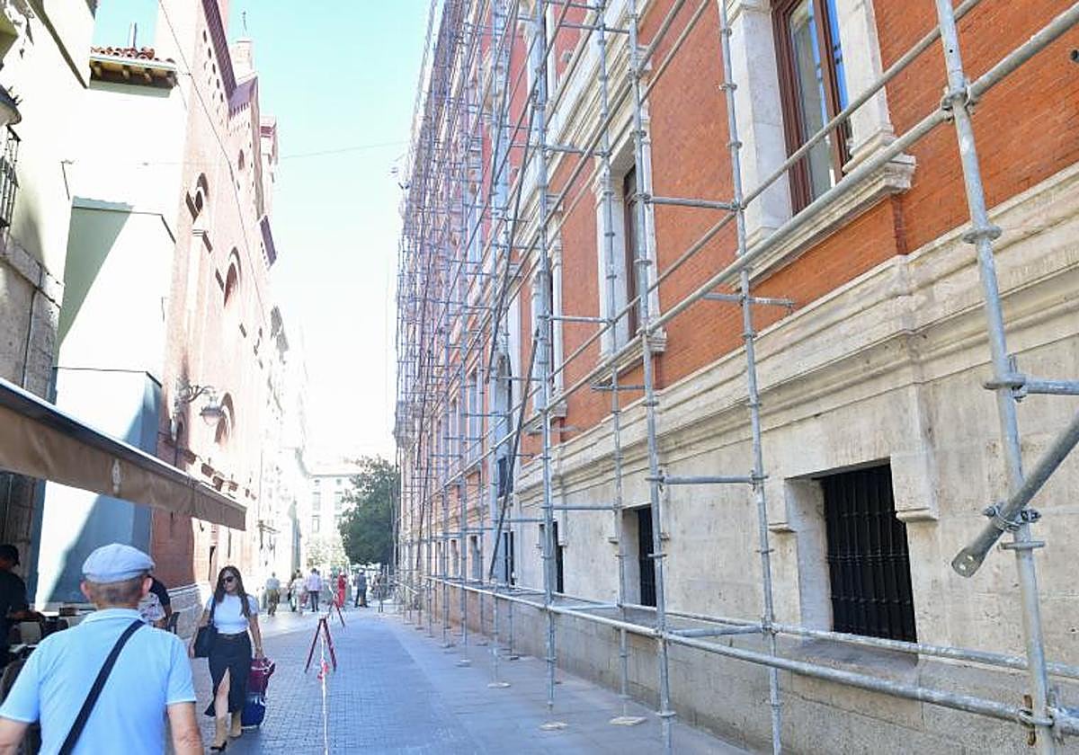 Andamios en la planta baja del Ayuntamiento de Valladolid.