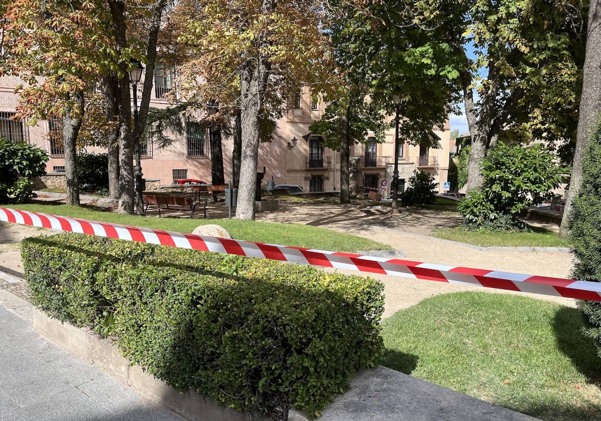 Jardines de la plaza del Conde Cheste, a mediodía.