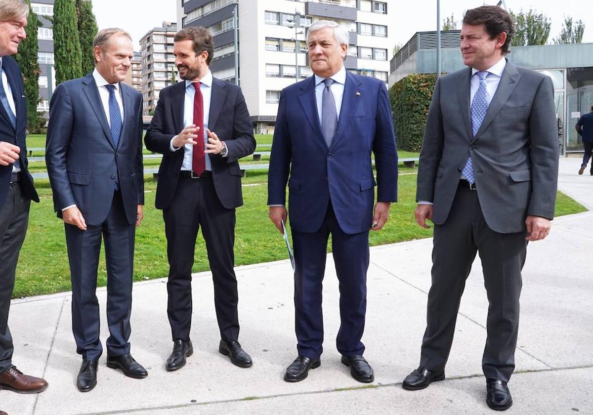 Donald Tusk, Pablo Casado, Antonio Tajani y Alfonso Fernández Mañueco, en la convención del PP en Valladolid en septiembre de 2021.