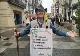 Alan Pipo declamando uno de sus poemas en la calle Santiago bajo la lluvia.