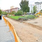 Otro carril bici remodela el reloj floral de Colón