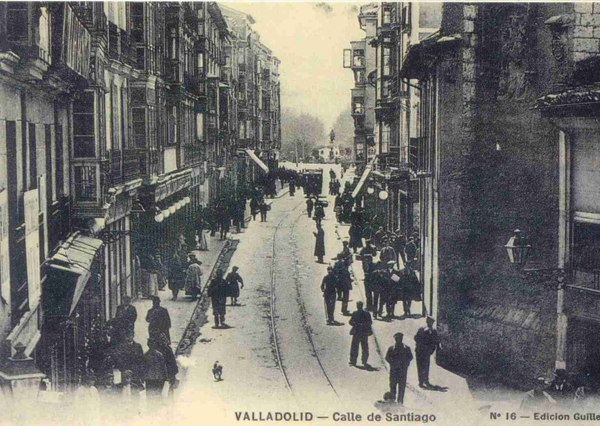 Imagen secundaria 1 - Diferentes panorámicas de la calle de Santiago y la iglesia en los primeros años del siglo XX.