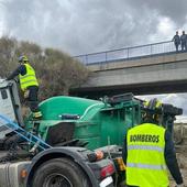 Herido un camionero al volcar su vehículo en la A-6 en Tordesillas