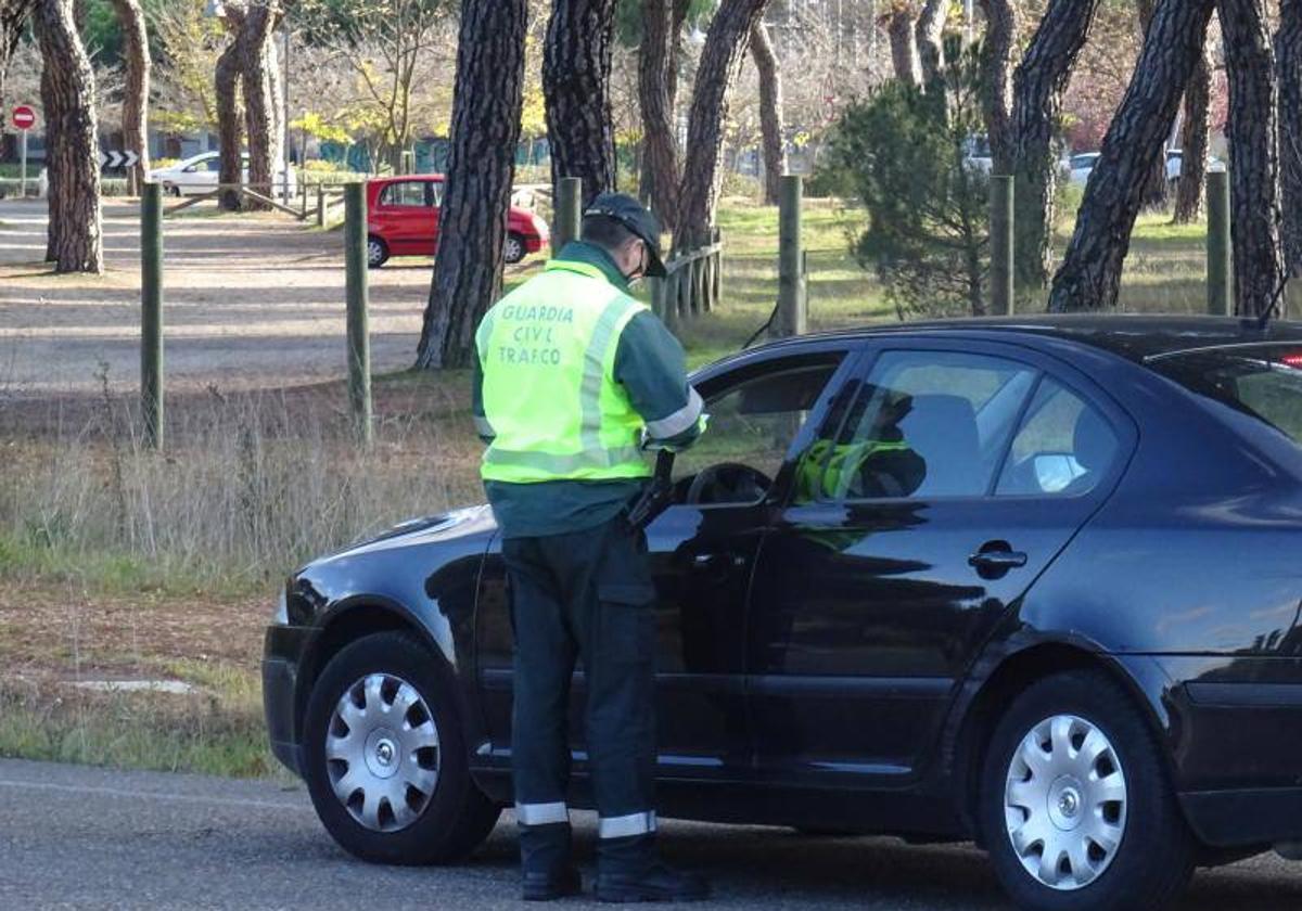 Control de la Guardia Civil en una carretera de Valladolid, en una imagen de archivo.