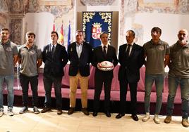 Gabriel Sáez, Pedro Sardina, Enrique Sánchez-Guijo y José Antonio Garrote, junto a tres jugadores del CyL Iberians y el seleccionador 'Miguelón'.