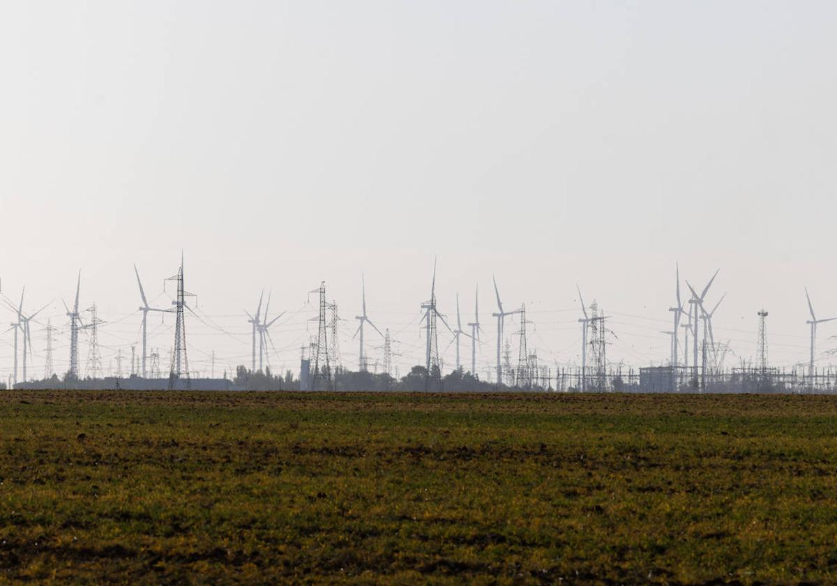 Bosque de aerogeneradores y torretas eléctricas en la provincia de Valladolid.