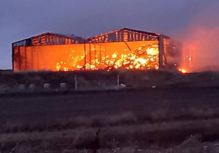 Un momento del incendio en la nave de Olombrada.