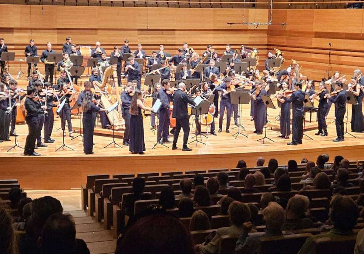 Concierto de la JONDE, con Gordan Nikolic dirigiendo desde el violín.