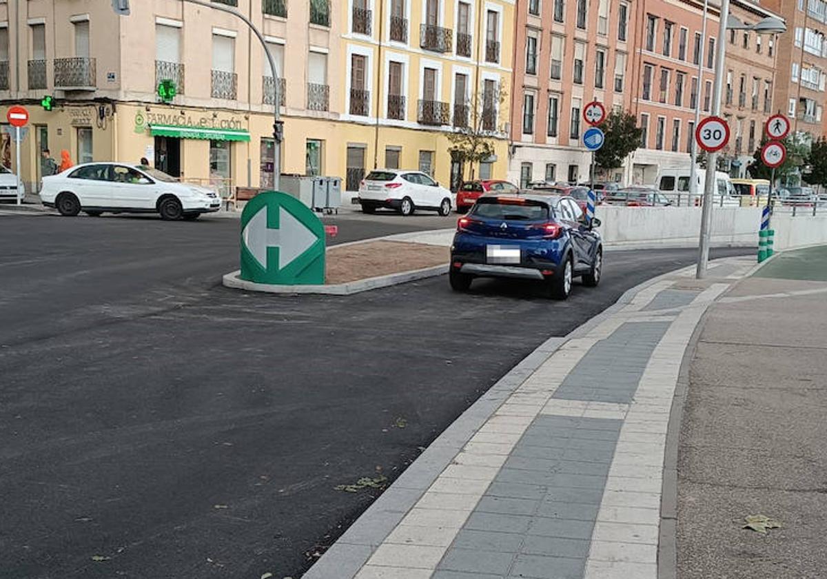 Los coches circulan con normalidad, a falta del pintado de las marcas viales, por la boca del túnel desde la calle Estación.