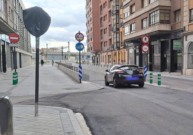 Un coche circula por la boca del túnel de Panaderos una vez asfaltada la calzada.