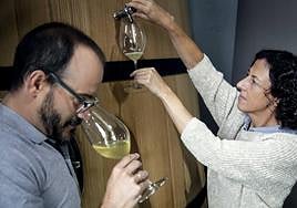 Roberto L. Tello y Elena M. Oyagüe, enólogos de Bodega Cuatro Rayas, la cooperativa vitivinícola que recoge tres medallas de oro tras su paso por el certamen canadiense 'Seléctions Mondiales des Vins 2023'.