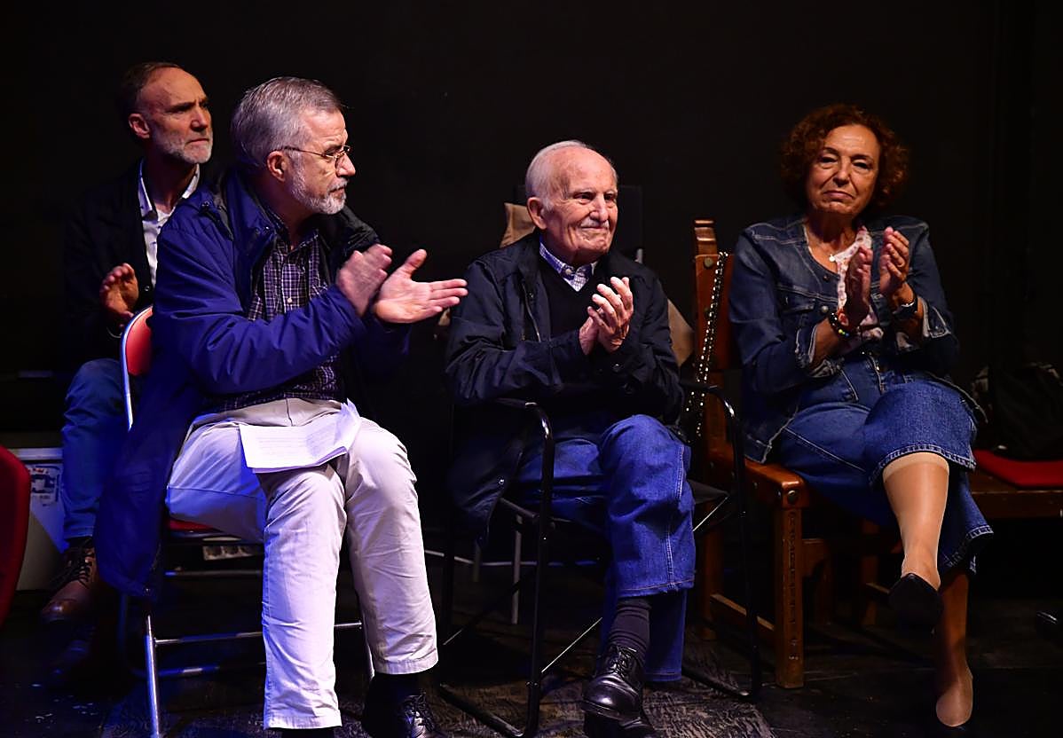 Fernando Herrero (centro), durante el homenaje en Patio Corsario.