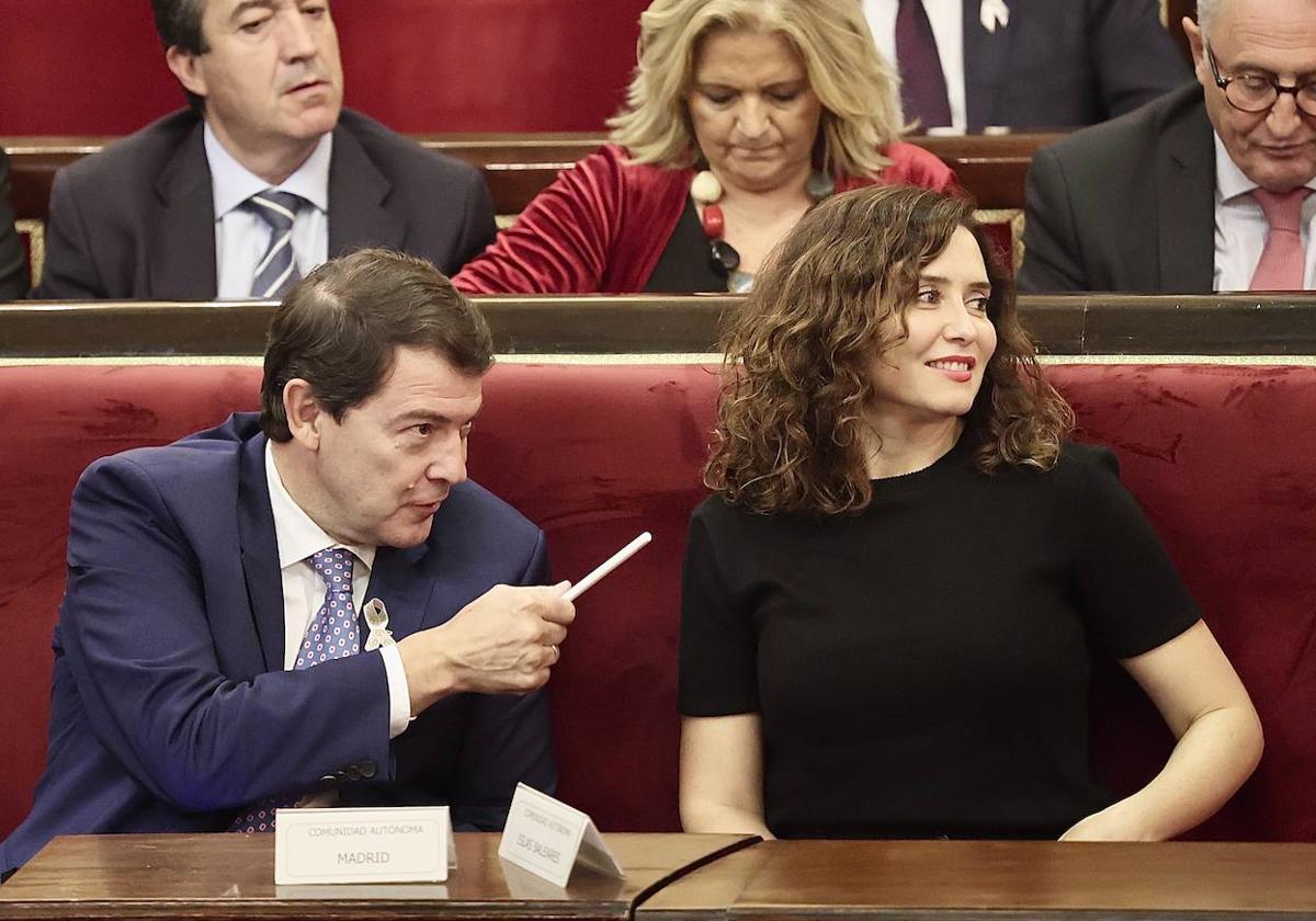 Alfonso Fernández Mañueco, junto a la madrileña Isabel Díaz Ayuso, en el Senado, este jueves.