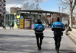 Dos agentes de la Policía Local patrullan por el Salón.