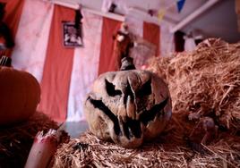 Una calabaza de Halloween, parte de la decoración de una casa en Arroyo de la Encomienda.