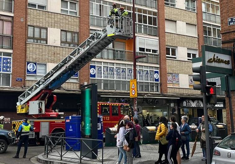 Los bomberos, este jueves por la mañana en la calle Tudela.