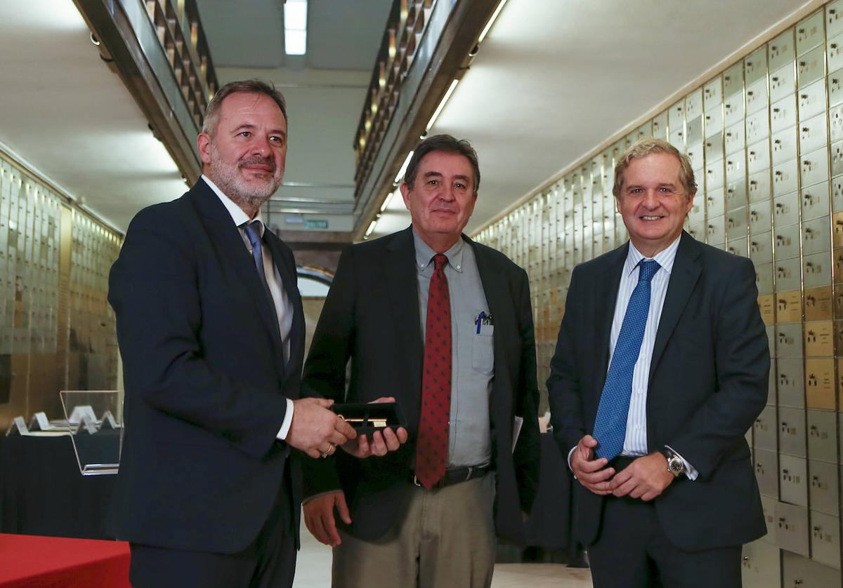 A la izquierda, Ángel Ortiz, director de El Norte de Castilla, junto a Luis García Montero, director del Instituto Cervantes e Ignacio Ybarra, presidente de Vocento.