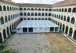 La nueva oficina provisional de atención ciudadana, instalada en casetas prefabricadas en el interior del patio de la hospedería de San Benito.