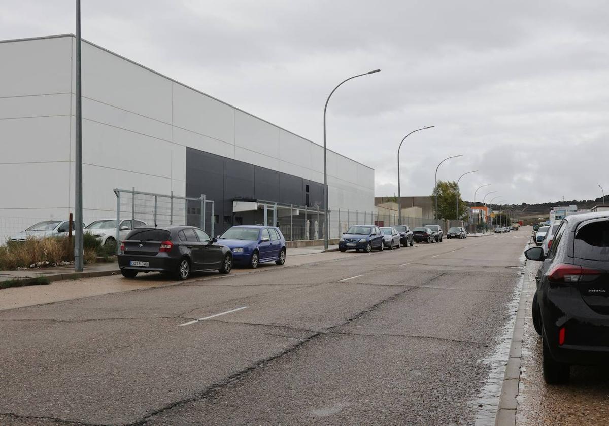 Vista de la calle Tejedores y de las instalaciones deportivas.