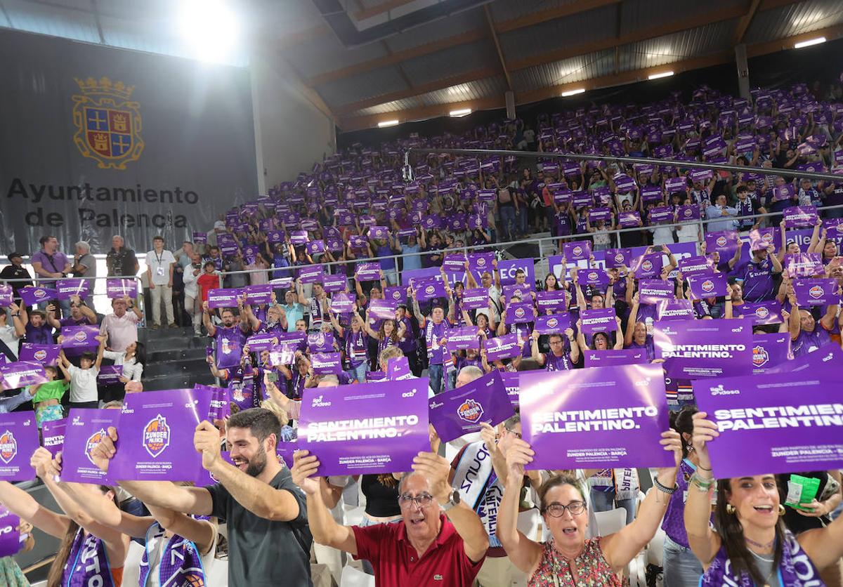 La afición palentina, volcada con su equipo en el encuentro ante el FC Barcelona.