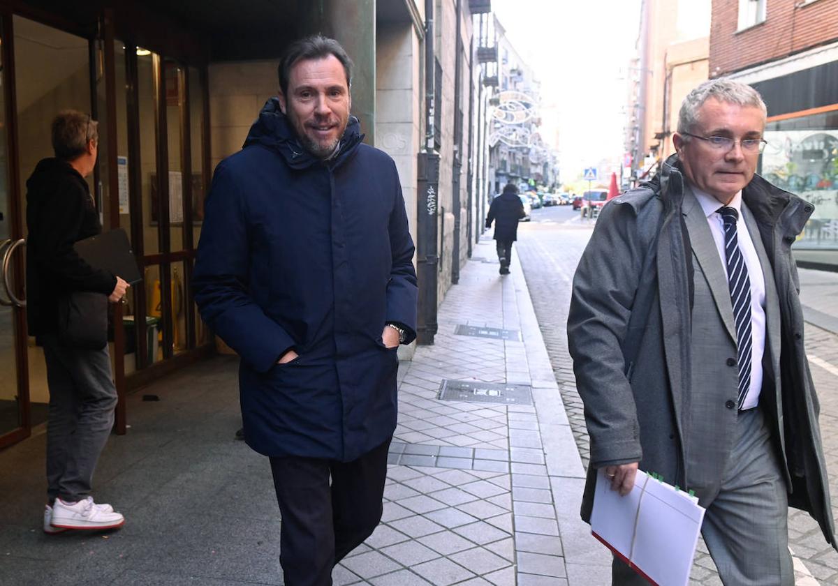 Óscar Puente sale del juzgado acompañado por su abogado en dicembre de 2022.
