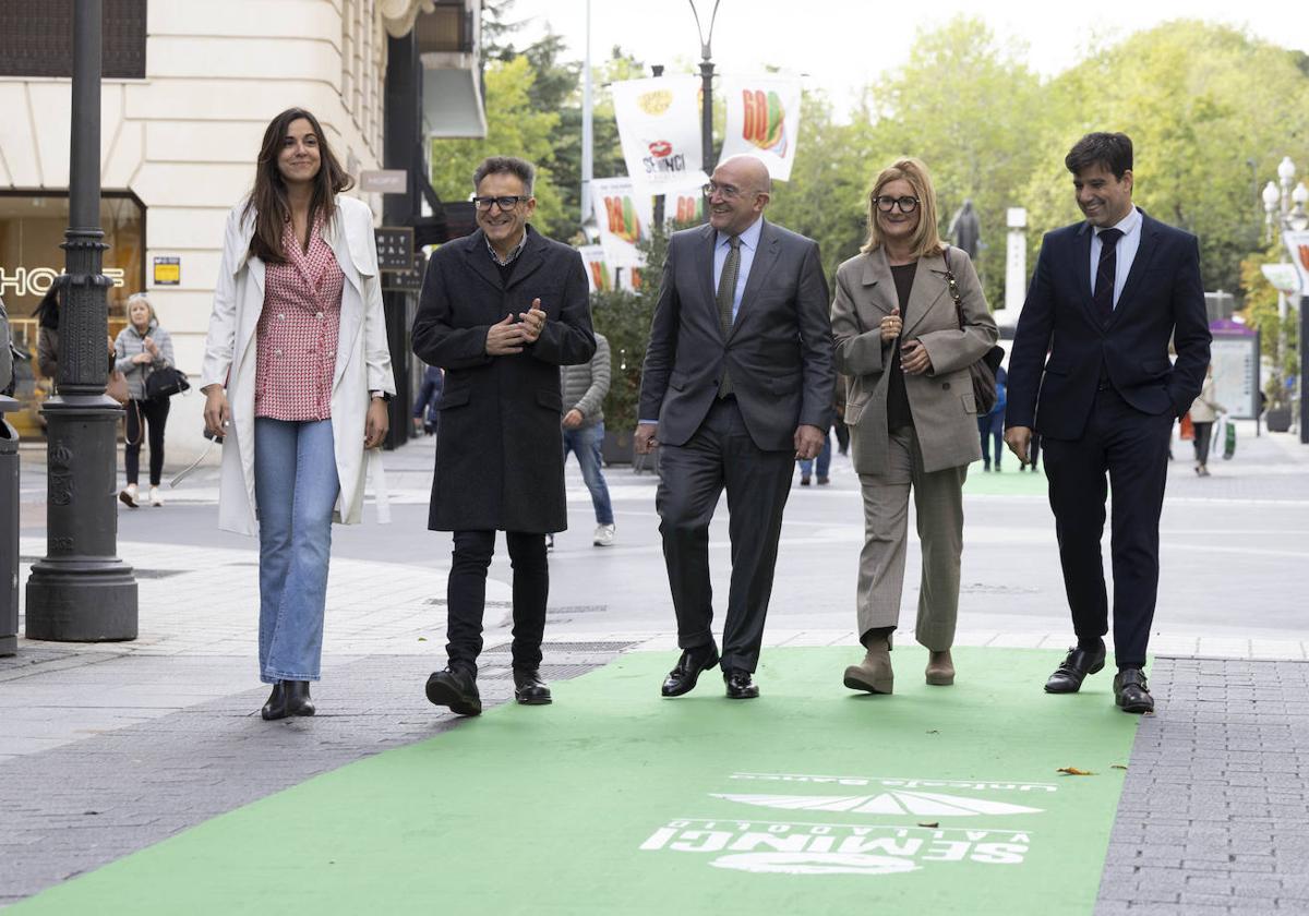 La concejala Blanca Jiménez, José Luis Cienfuegos, director de la Seminci; el alcalde de Valladolid, Jesús Julio Carnero, y representantes de Unicaja Banco, uno de los patrocinadores del festival.