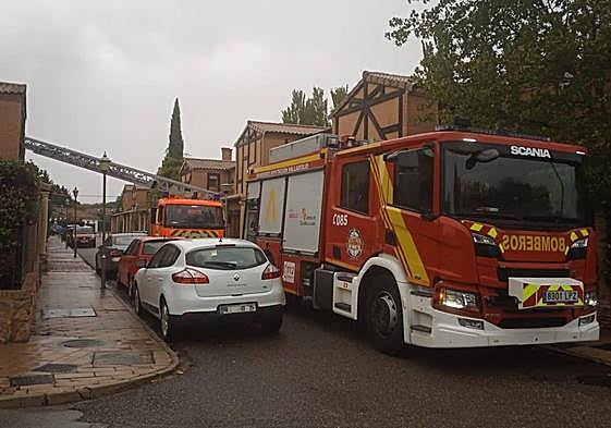 Los Bomberos de la Diputación, este jueves en Viana de Cega.