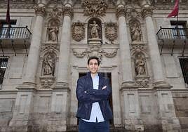 Damián Rubio Negueruela ante la Facultad de Derecho de Valladolid