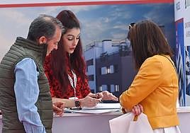 Una pareja se interesa por una oferta inmobiliaria en la pasada edición de FIVA.
