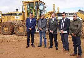 El consejero de Agricultura durante su visita a la concentración parcelaria de Los Oteros.