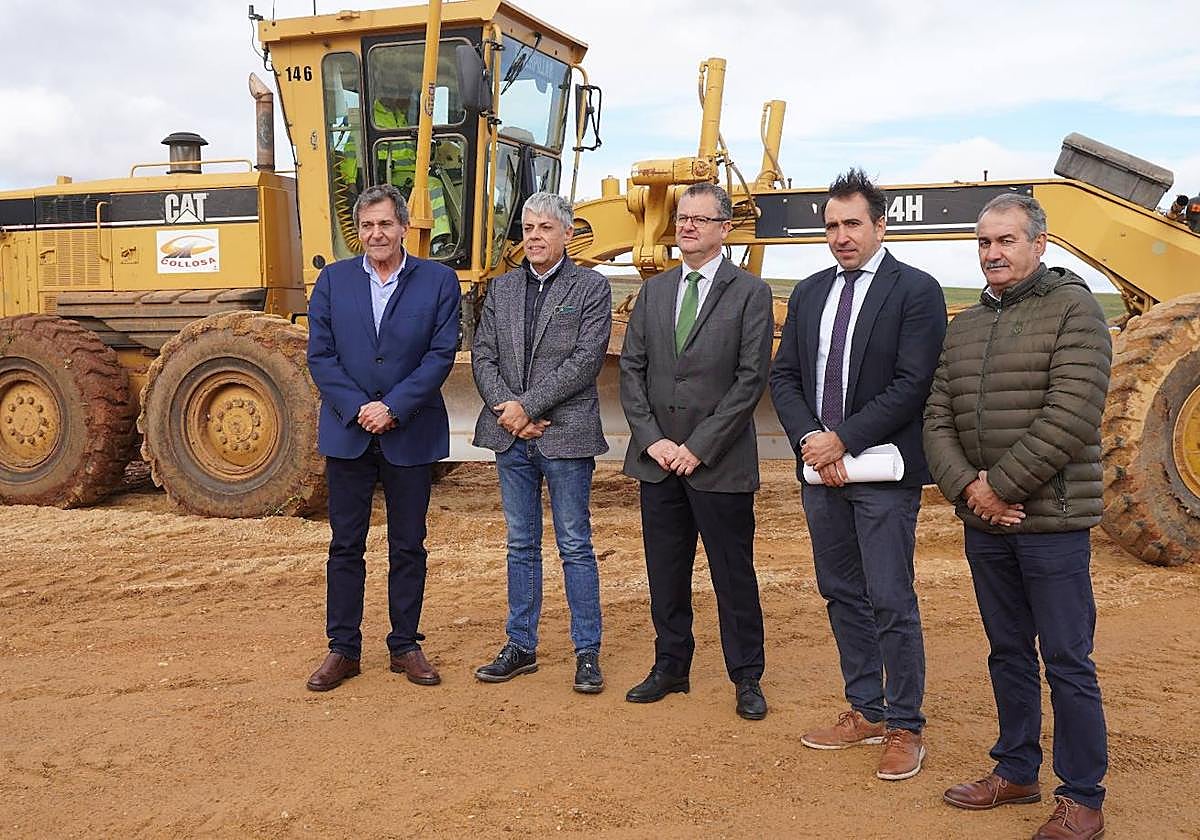 El consejero de Agricultura durante su visita a la concentración parcelaria de Los Oteros.