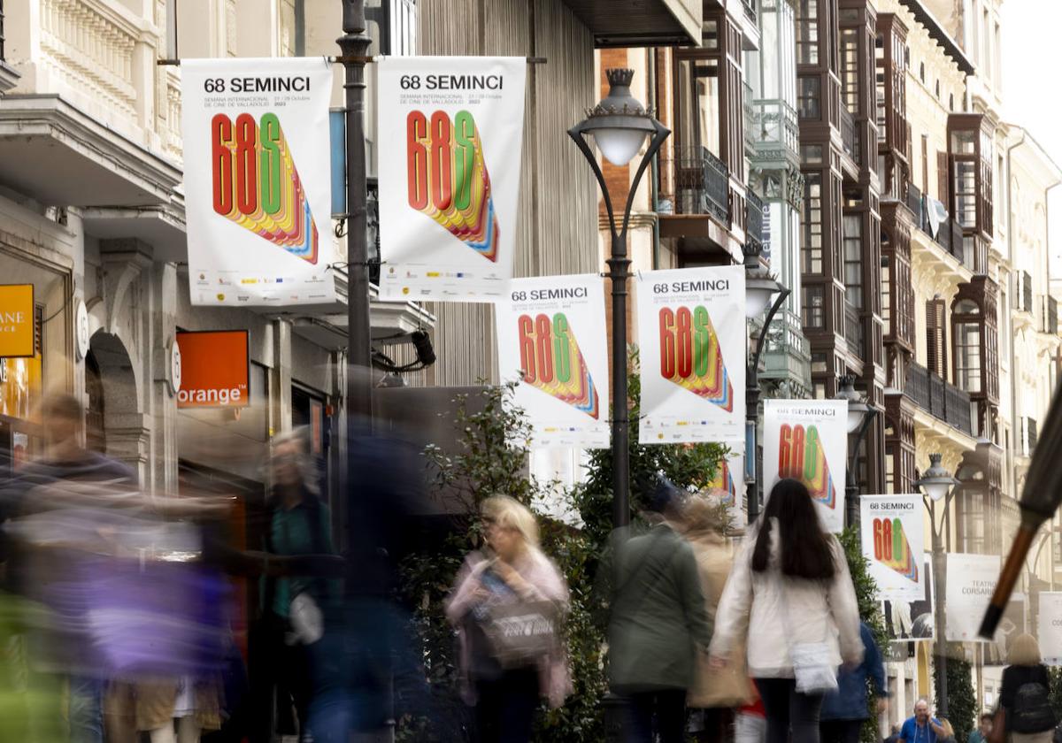 Carteles de la Seminci en la calle Santiago de Valladolid.