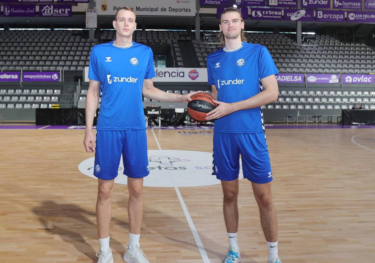 Anzejs Pasecniks, a la izquierda, y Matt Haarms posan antes de un entrenamiento del Zunder Palencia, esta semana en el Pabellón.