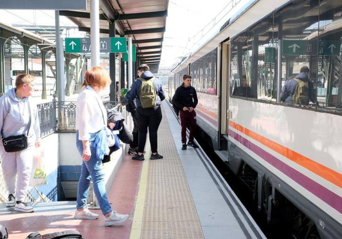 Usuarios de tren en la estación Campo Grande de Valladolid.