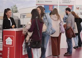 Cristina, de Cistercasa, atiende a varias jóvenes interesadas en una promoción en el barrio de La Victoria.