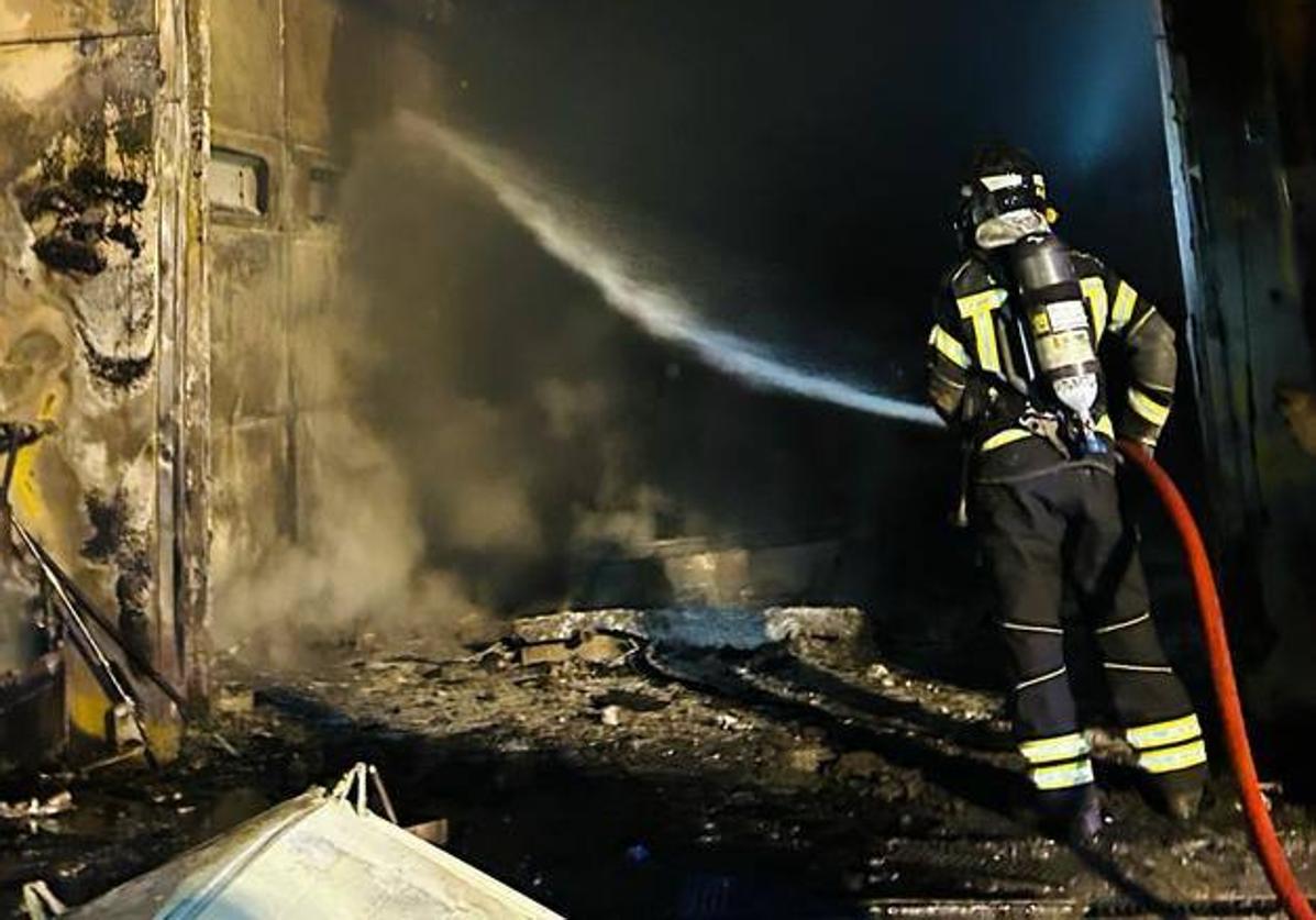 Extinguido un incendio en una fábrica de carrocerías en Sanchonuño