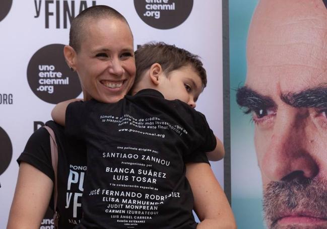 Marta sostiene en brazos a su pequeña Daniela.