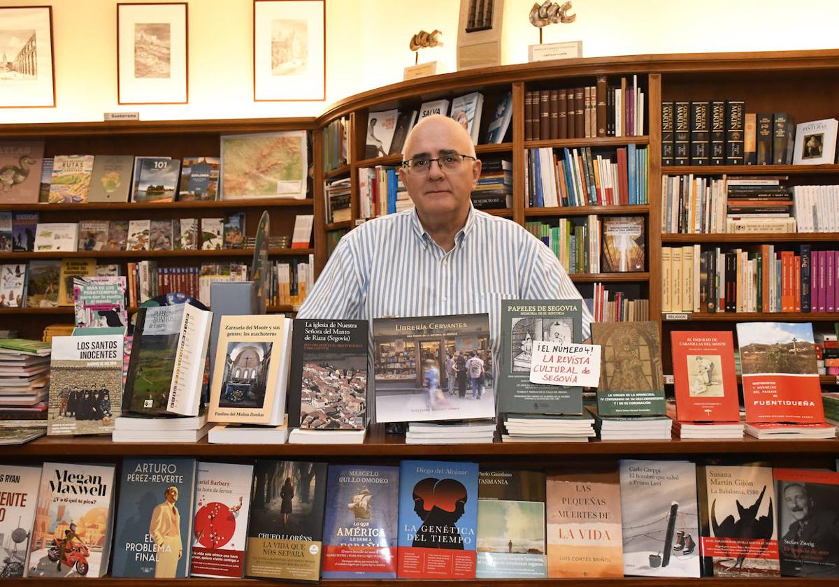 Guillermo Herrero, al frente del mostrador de su librería.